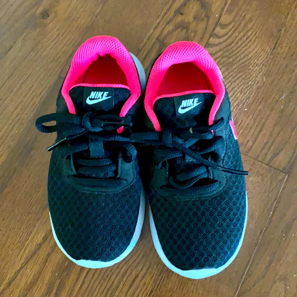 Nike  toddler 10.5 tennis shoes. EUC.